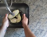 Foto del paso 2 de la receta: Milanesas de Berenjena con papas HOT🔥
