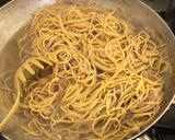 Foto del passaggio 5 della ricetta Spaghetti mantecati con cipolla di Tropea acciughe e prezzemolo