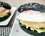 Foto del paso 4 de la receta: Black burger de merluza y camarones con huevo frito y salsa de mango y curry
