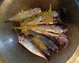 Foto langkah ke 2 dari resep Ikan sarden ungkep bumbu kuning.