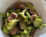 Foto langkah ke 5 dari resep Easy Cooking: Brokoli Cah Baso Sapi.