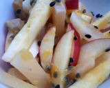รูปขั้นตอนการทำที่ 2 ของ ยำผลไม้น้ำเสาวรส Passion Fruit Juice Dressing Fruit Salad 🍎