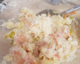 Foto del paso 3 de la receta: Patatas asadas rellenas con salmón ahumado, encurtidos y eneldo