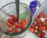 รูปขั้นตอนการทำที่ 1 ของ น้ำสตรอว์เบอร์รี่ปั่น Strawberry Smoothie 🍓