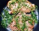 Hình bước làm 2 của món BeefSteak lá hương thảo và truffle