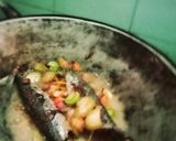 Foto langkah ke 3 dari resep Oseng pindang belimbing wuluh.