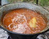 Vörösboros marhapörkölt bográcsban recept fázis 6 fotója
