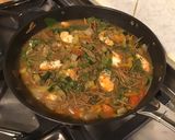 Une image de l'étape 20 de Soupe asiatique aux nouilles de saba, crevettes, légumes et menthe.