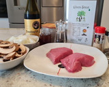 Foto del paso 1 de la receta: Medallones de ternera en salsa de vino tinto y champiñones
