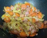 Foto del paso 13 de la receta: Wok de zanahoria y cebolla con salchichas