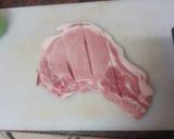 Foto del paso 1 de la receta: Chuletas de cerdo a la plancha con papas salteadas y pimientos asados