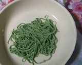 Foto langkah ke 6 dari resep Mie hijau homemade.