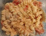 Foto del passaggio 3 della ricetta Pasta con pomodorini,tonno e philadelphia 🌈