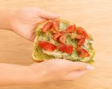 Une image de l'étape 6 de Sandwich frais à l’avocat, salade, tomate & emmental.