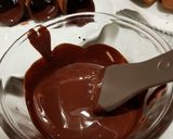 Foto del passaggio 4 della ricetta Cannoli siciliani con cioccolato e pistacchio