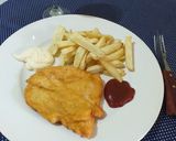 Foto del paso 2 de la receta: Pechuga de pollo apanado con papas fritas..
