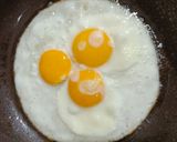 Foto langkah ke 1 dari resep Telur Ceplok Masak Kecap.