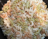 Foto del paso 2 de la receta: Pollo salteado con tallarines de arroz apto APLV y AAM