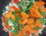 Foto del paso 1 de la receta: Calabaza salteada con verduras, lomo adobado y rulo de cabra