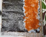Foto langkah ke 3 dari resep Smoked Beef Tobiko Sushi Roll.