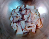 Foto del paso 3 de la receta: Calamares en su tinta con un toque de pasta de curry verde