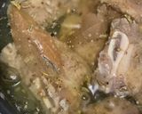 Foto del paso 2 de la receta: Costillas de res confitadas acompañadas de una salsa de guaje con vino rosado