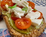 Foto del paso 3 de la receta: Tosta con pesto y tomatitos