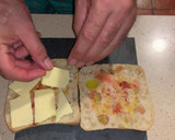 Foto del paso 3 de la receta: Sándwich de jamón, doble de queso y sobrasada