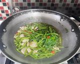 Foto langkah ke 3 dari resep Cah Kangkung Bakso Lada Hitam.