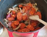 A picture of step 2 of Chorizo and tomatoes.