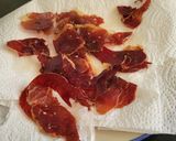 A picture of step 1 of Salad with crispy Iberian ham and pomegranate.