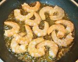 Foto del paso 5 de la receta Gulas con langostinos al ajillo
