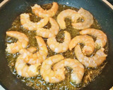 Foto del paso 5 de la receta: Gulas con langostinos al ajillo