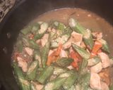 A picture of step 2 of Stir-Fried Okra with Fermented Tofu and Chicken.