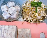 A picture of step 2 of Stir-Fried Taro Cake with Bean Sprouts.