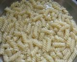 A picture of step 1 of White sauce pasta.