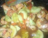 Foto langkah ke 4 dari resep Oseng Udang Mentimun Bumbu Simpel.
