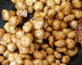 A picture of step 3 of Caramel Makhana.