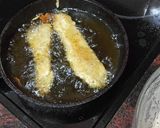 Foto del paso 3 de la receta: Soldaditos de merluza con papas y ensalada mixta