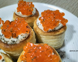 Foto del paso 4 de la receta: Vol-au-vent de queso con hierbas, alcaparras y perlas de salmón
