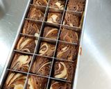 Foto langkah ke 8 dari resep Marble Cream Cheese Brownie.