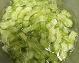 รูปขั้นตอนการทำที่ 1 ของ มะระผัดไข่ใส่พริกสด