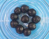 A picture of step 5 of Chocolate Chips Laddu.