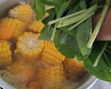 Foto langkah ke 4 dari resep Sayur bening bayam, jagung dan wortel.
