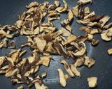A picture of step 4 of Spaghetti with Miso Cream, Shiitake Mushrooms, and Crushed Hazelnuts.