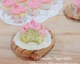 Foto langkah ke 5 dari resep Vanilla Cupcake moist lembut Topping creamcheese.