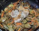 Foto del paso 5 de la receta: Salteado🍄de vegetales🧅🥕🍗y pollo🍱🥙🌯