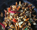 Foto langkah ke 7 dari resep 12. Tumis Pedas Asin Kerang Hijau Kecil.