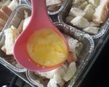 Foto langkah ke 3 dari resep Puding roti tawar panggang.