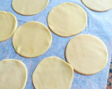 Foto del paso 11 de la receta: Empanadillas de gambas en crema reducida de las mismas cabezas